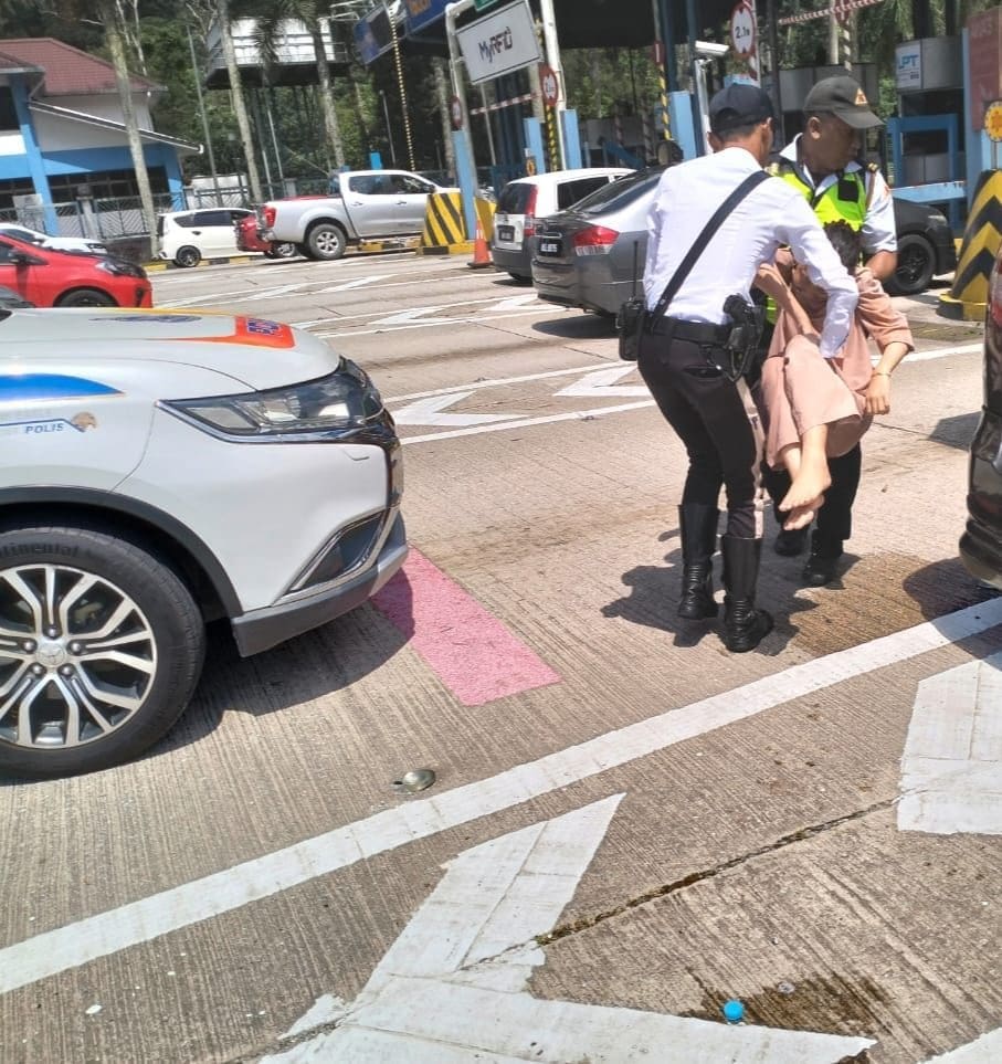 M'sian Family Of 4 Crashes Into Bentong Toll Plaza After All Go Unconscious Due To Gas Leak