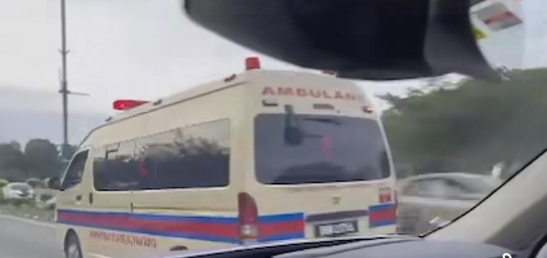 Agong gives way to ambulance while on the road, wins hearts online