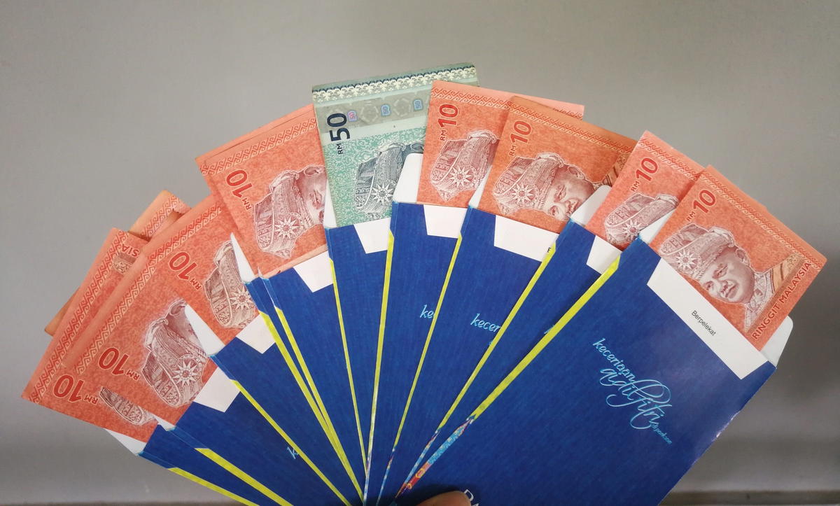 “Oi Babi!” — Young Boy Harasses M’sian Woman Who Refused To Give Him Duit Raya