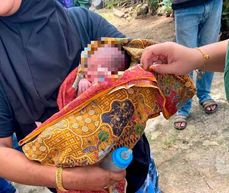Newborn baby boy found abandoned under a tree near factory in kuantan | weirdkaya