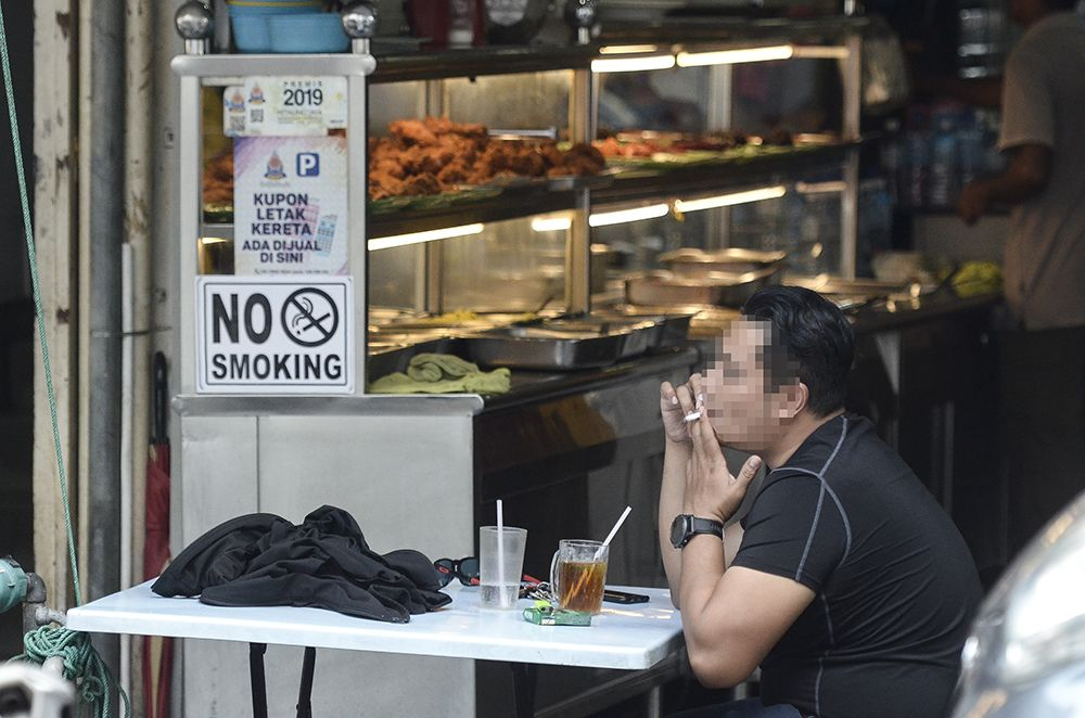 M'sian man gets aggressive after being told not to smoke at mamak restaurant