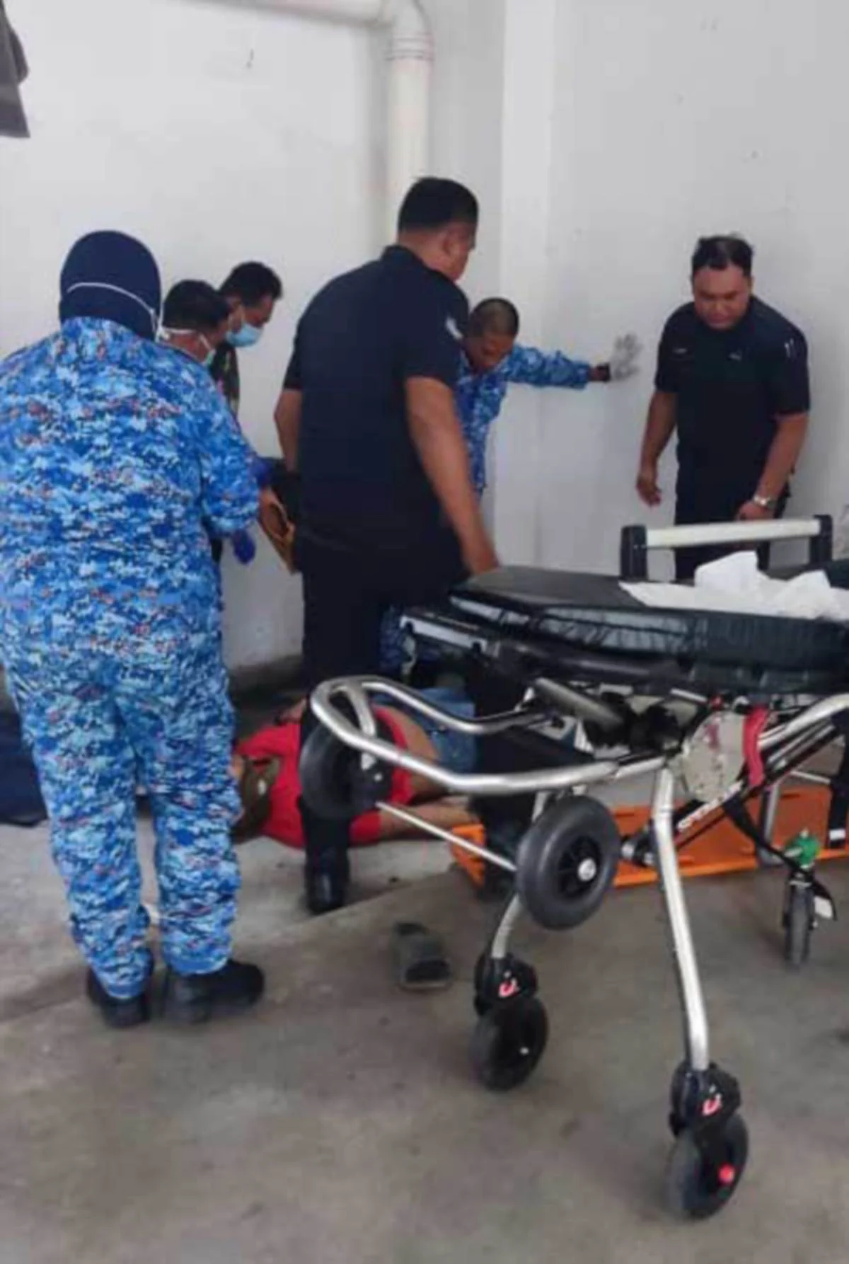 Paramedics attending to m'sian student who fell from apartment