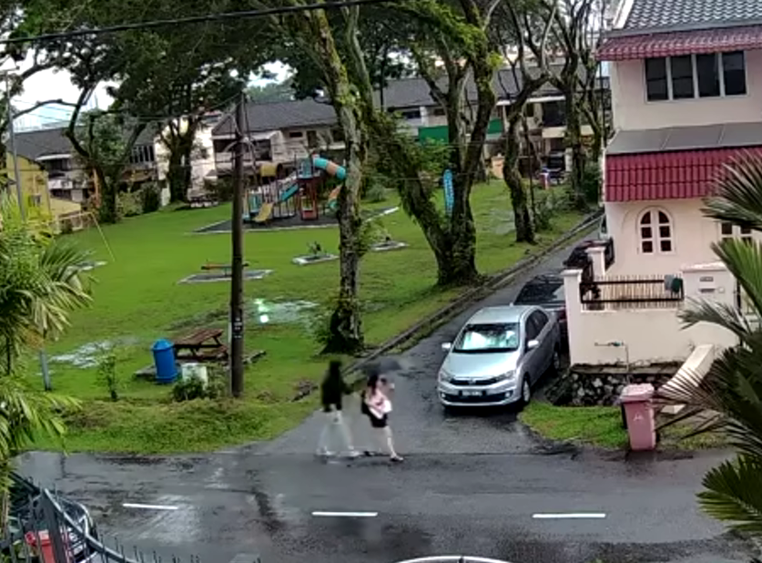 M'sian woman gets grabbed from behind by stranger while walking alone in ss2, screams for help & scares him off