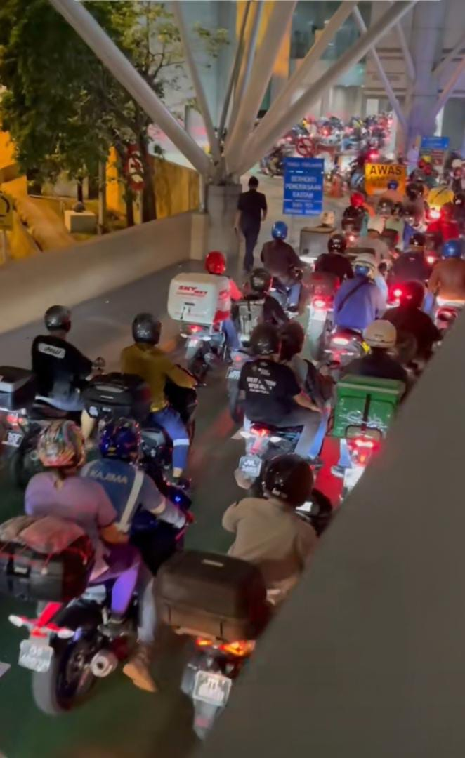 Bunch of motorcyclists stuck in a jam at johor checkpoint