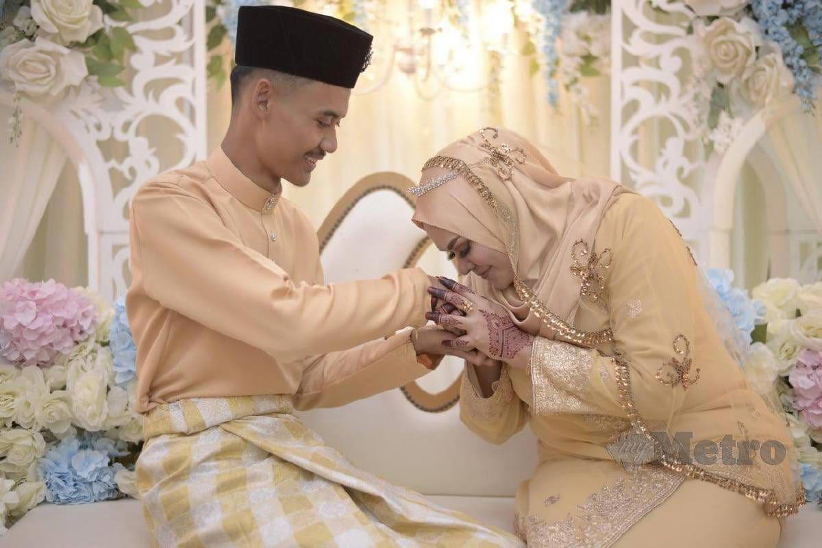 22yo M'sian Student Marries 48yo Teacher, Says They Were ' Fated' To Be Together