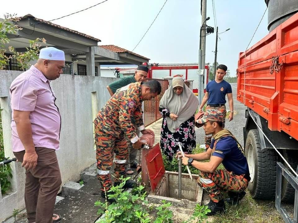 PAS MP Who Misused Fire Hydrant Claims She Got Permission To Do So, Kelantan Bomba Chief Says Nope