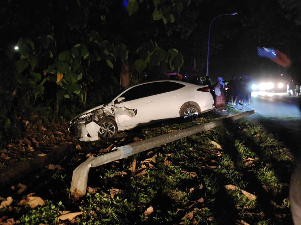 Toyota vios driven by 6 years old malaysian boy crashes into a lamp post.