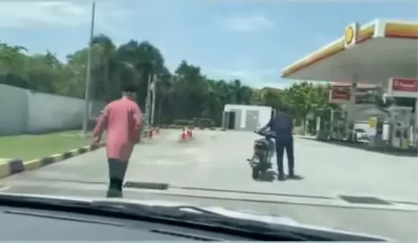 M'sian policemen lets senior citizen hitch a ride and pushes his motorbike which was out of gas to petrol station