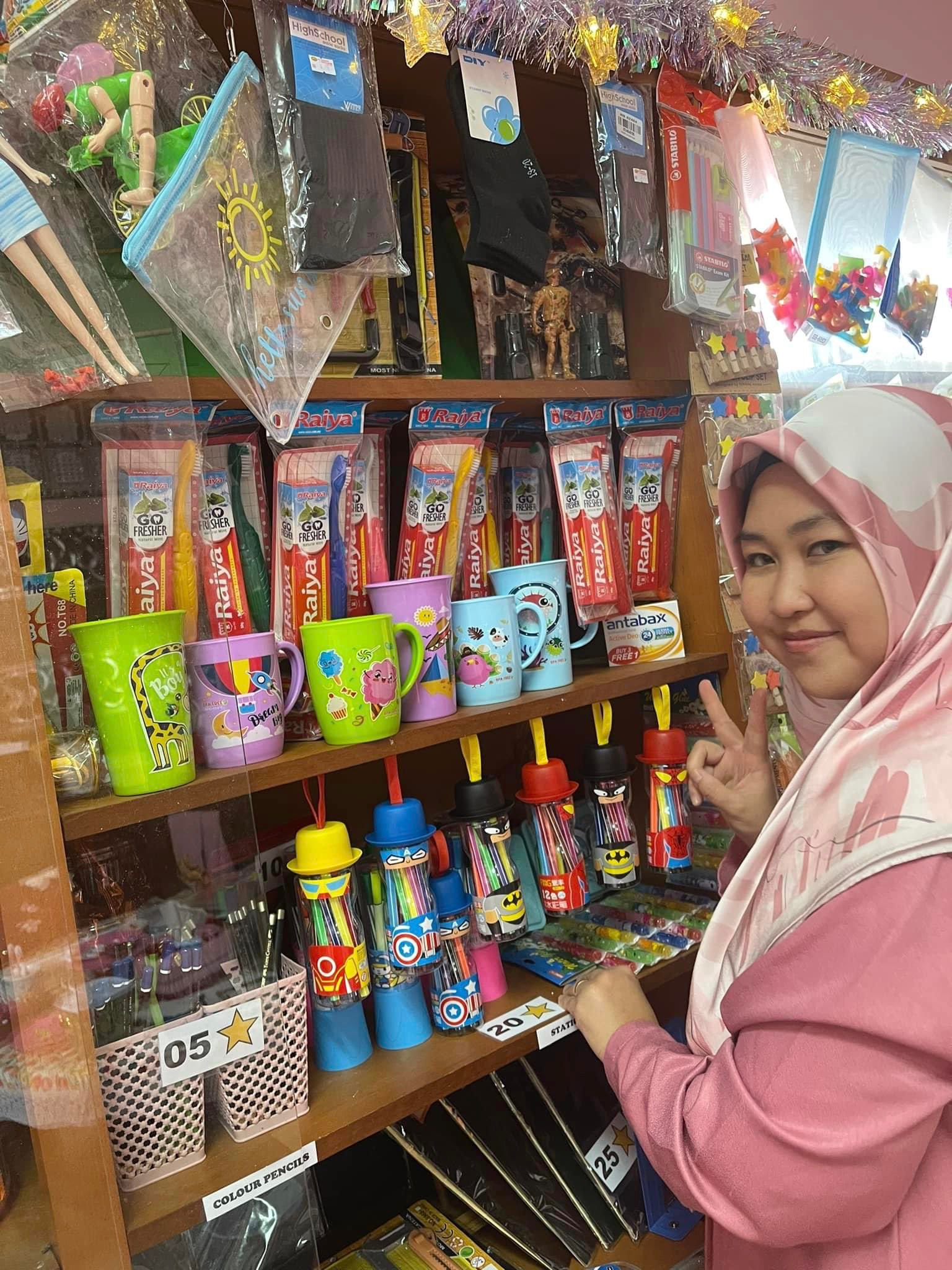 Sarawakian teacher sets up mini 'kedai runcit' to allow students to redeem gifts, funded it with her own money | weirdkaya
