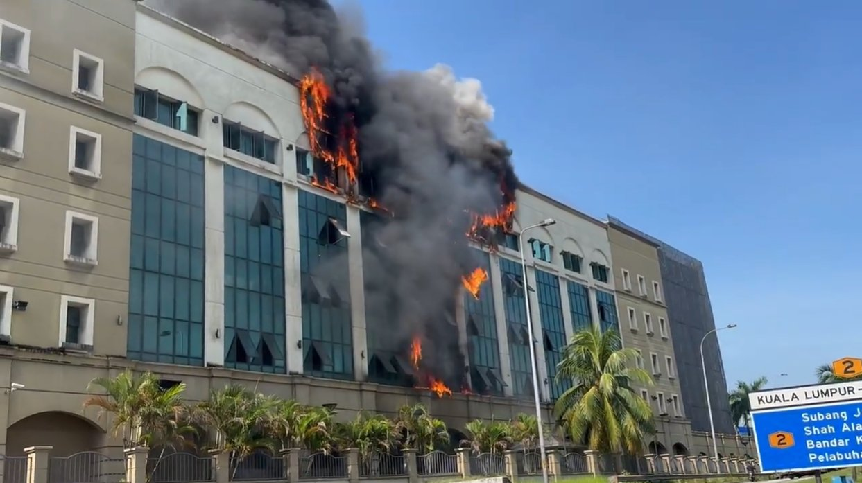 Fire breaks out at the old epf building in pj | weirdkaya