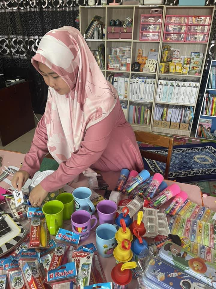 Sarawak teacher moved to tears by kid's efforts to 'earn' toothpaste for classmate under her 'kedai runcit' initiative | weirdkaya