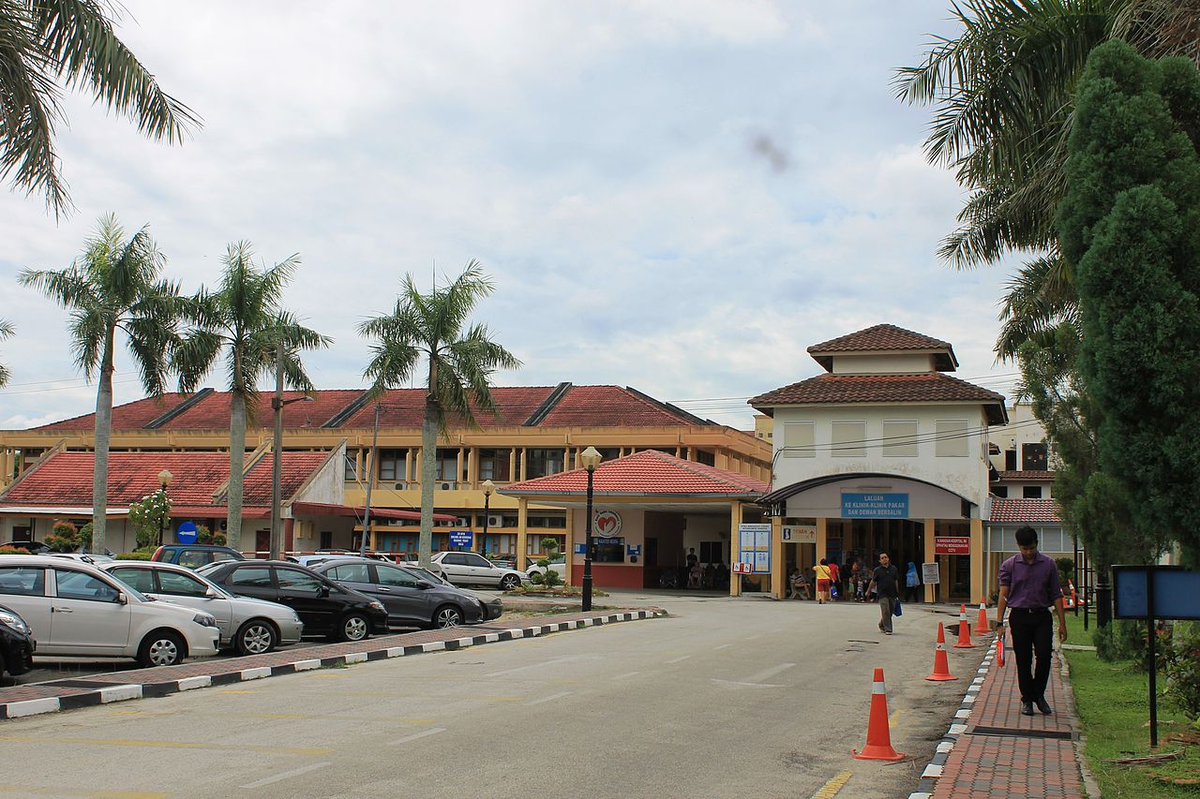 70yo m'sian woman told to wear only long pants by staff during hospital checkup