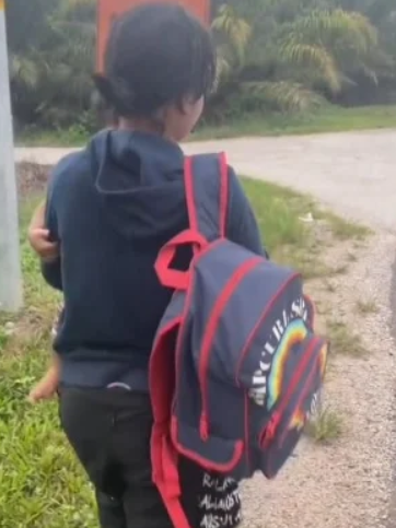 M'sian woman walks for 2 hours back to her hometown with kids after arguing with husband, gets a lift from kind stranger | weirdkaya