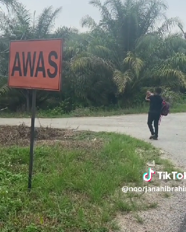 M'sian woman walks for 2 hours back to her hometown with kids after arguing with husband, gets a lift from kind stranger | weirdkaya