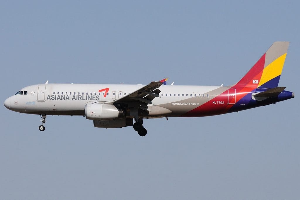 33yo Man Opens Airplane Door Midair During Flight, Results In 9 Passengers Being Hospitalised