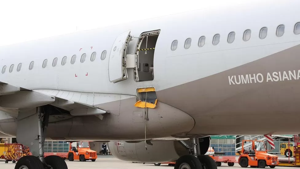 33yo man opens airplane door midair during flight, results in 9 passengers being hospitalised