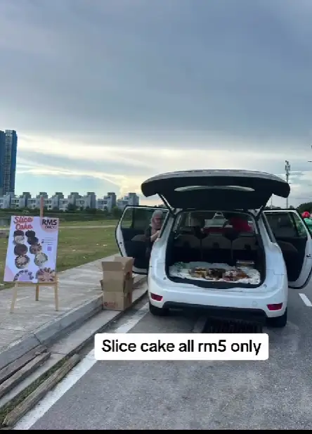 M'sian sells menu rahmah-inspired cakes from her car boot for only rm5 | weirdkaya