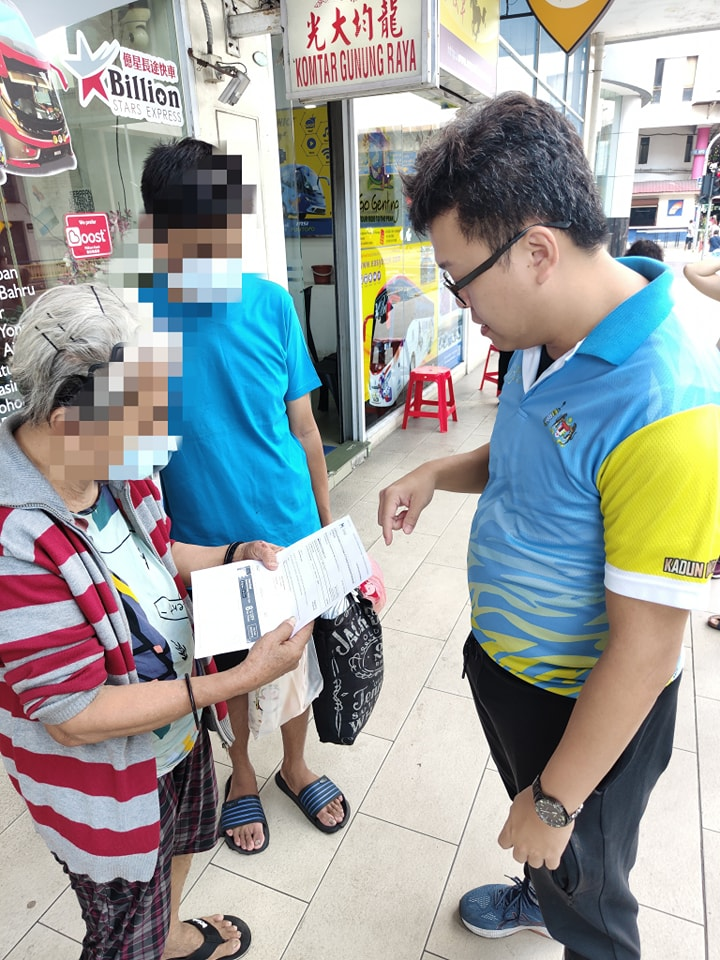 M'sian mother & son forced to sleep at park for a week after running out of money while job hunting in penang