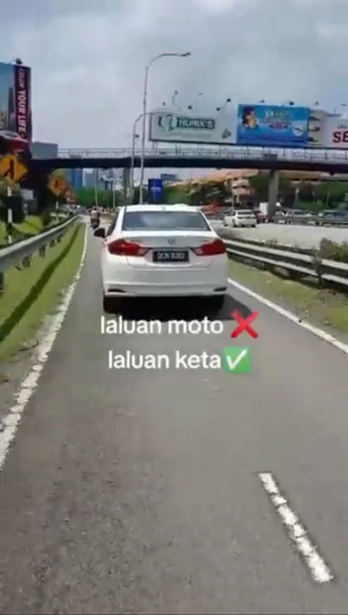 Viral video shows honda city driver using motorcycle lane in kl | weirdkaya