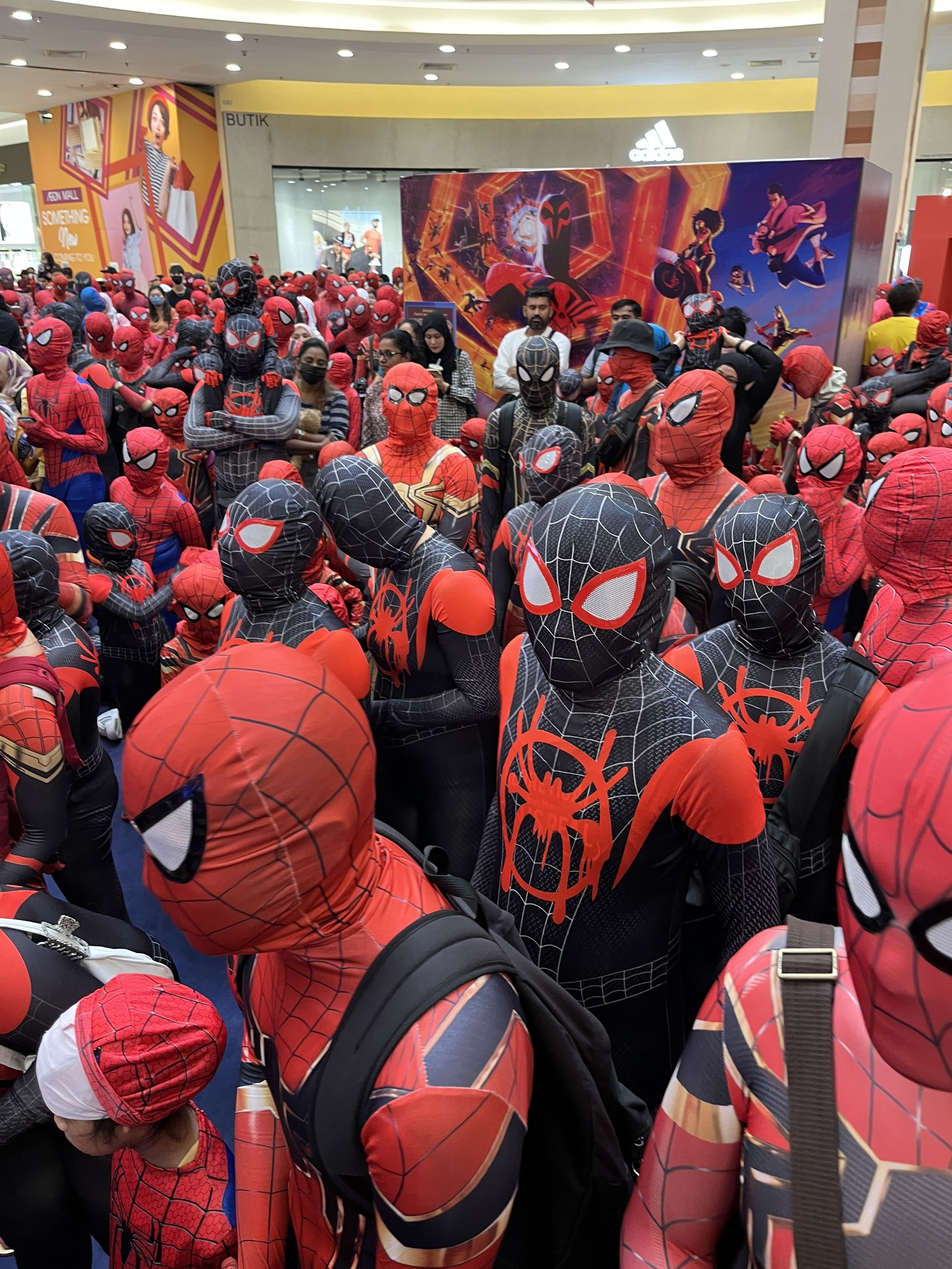 M'sia sets new world record for 685 individuals in spider-man costumes at klang mall, outpacing previous record in india | weirdkaya