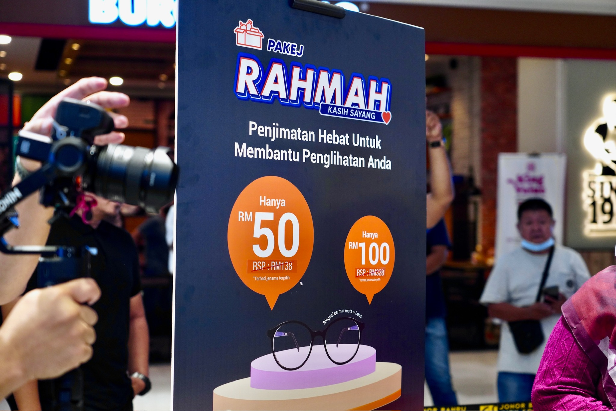 M'sians are now able to buy glasses from as low as rm50 under the new payung rahmah initiative | weirdkaya