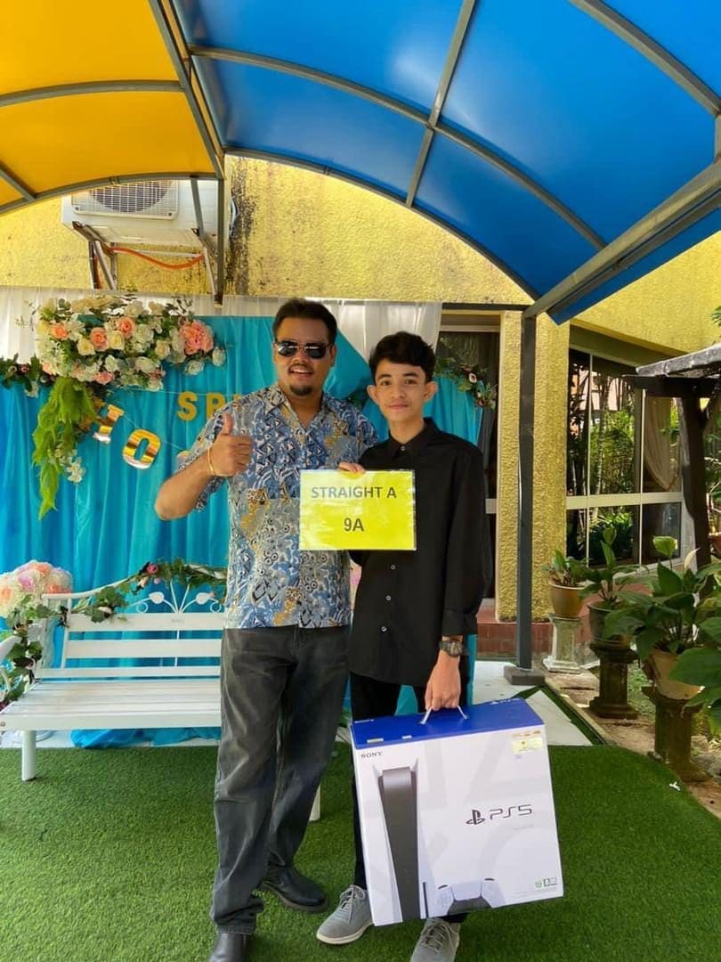 M'sian Teacher Surprises Student Who Scored Straight As In SPM With A PS5