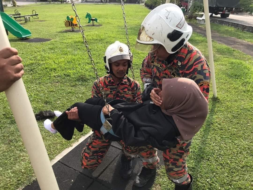 16yo m'sian girl gets stuck while playing the swing at kids' playground in perak