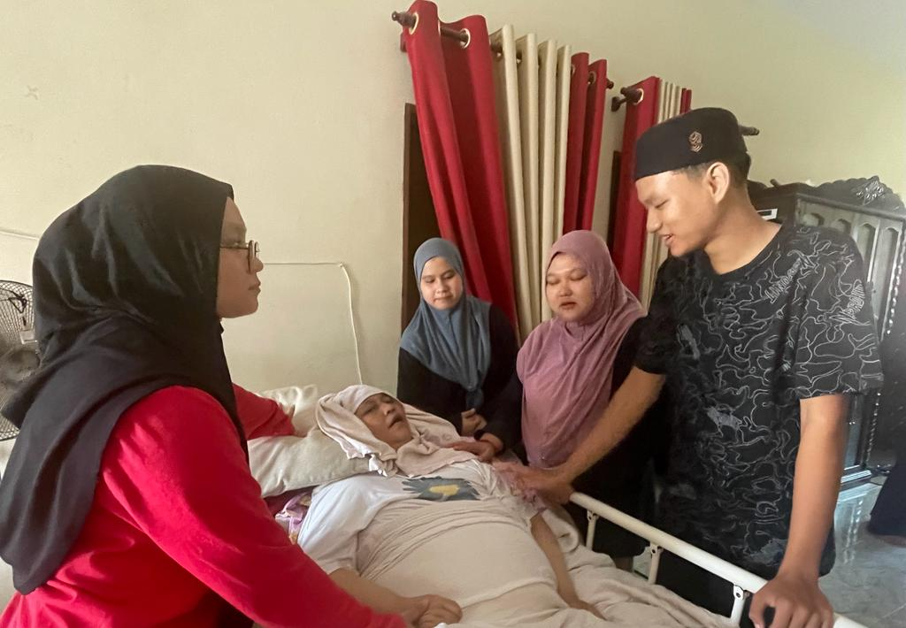 M'sian teen who scored 11as for spm receives 10 offers & scholarships despite losing mum to sickness | weirdkaya