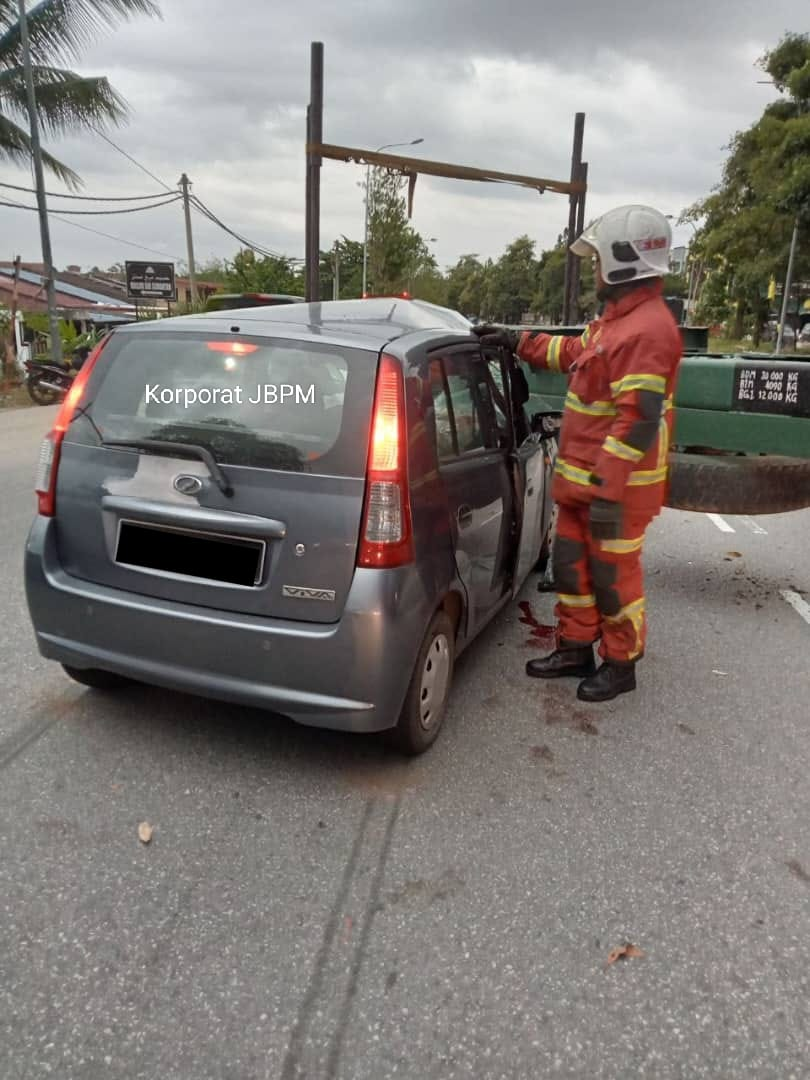 M'sian teacher who drove 100km daily to school killed after perodua viva gets hit by truck | weirdkaya