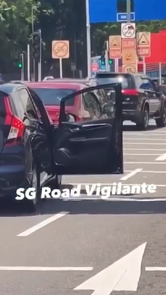 Driver of s'porean-registered honda jazz leaves car door open to avoid others from cutting queue at woodlands checkpoint | weirdkaya