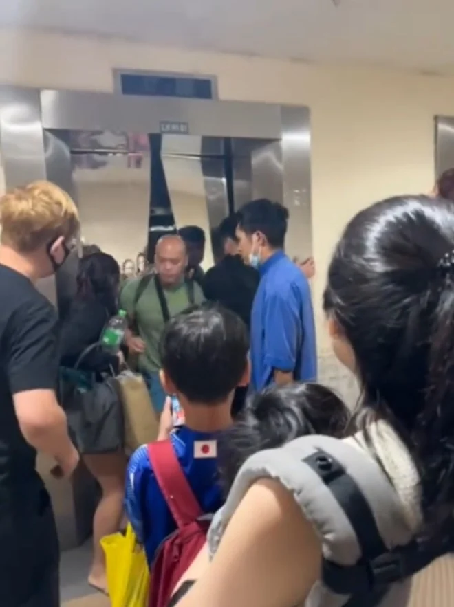 Lift at jb hotel gets stuck and free falls from 4th floor, trapped guests pry door apart to escape