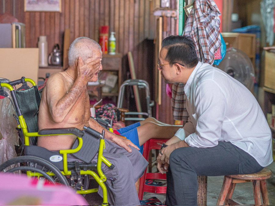 Penang mp helps elderly couple find a new home after they were kicked out by landlord