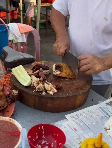 'Not Hygienic' — M'sian Vendor Who Sold Chicken Rice For RM3.80 Criticized For Not Wearing Gloves While Handling Orders