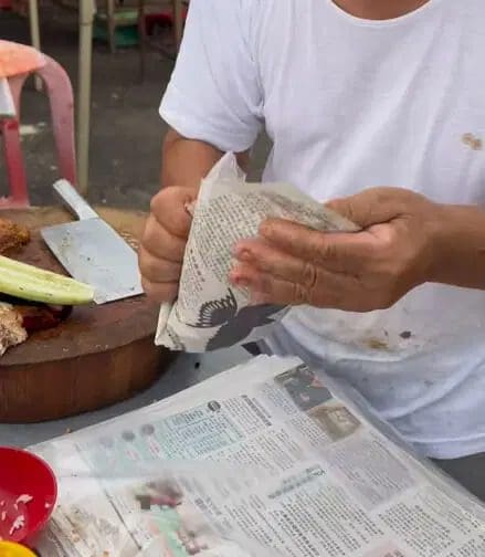 'Not Hygienic' — M'sian Vendor Who Sold Chicken Rice For RM3.80 Criticized For Not Wearing Gloves While Handling Orders