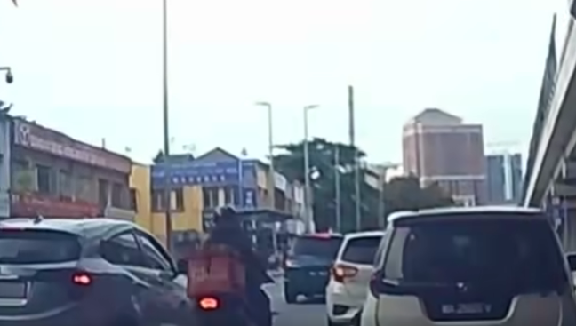 M’sian delivery rider smashes myvi's side mirror for blocking his path | weirdkaya