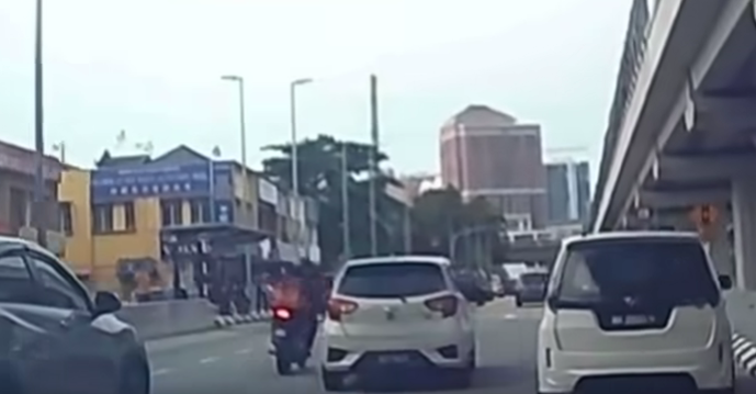 M’sian delivery rider smashes myvi's side mirror for blocking his path | weirdkaya