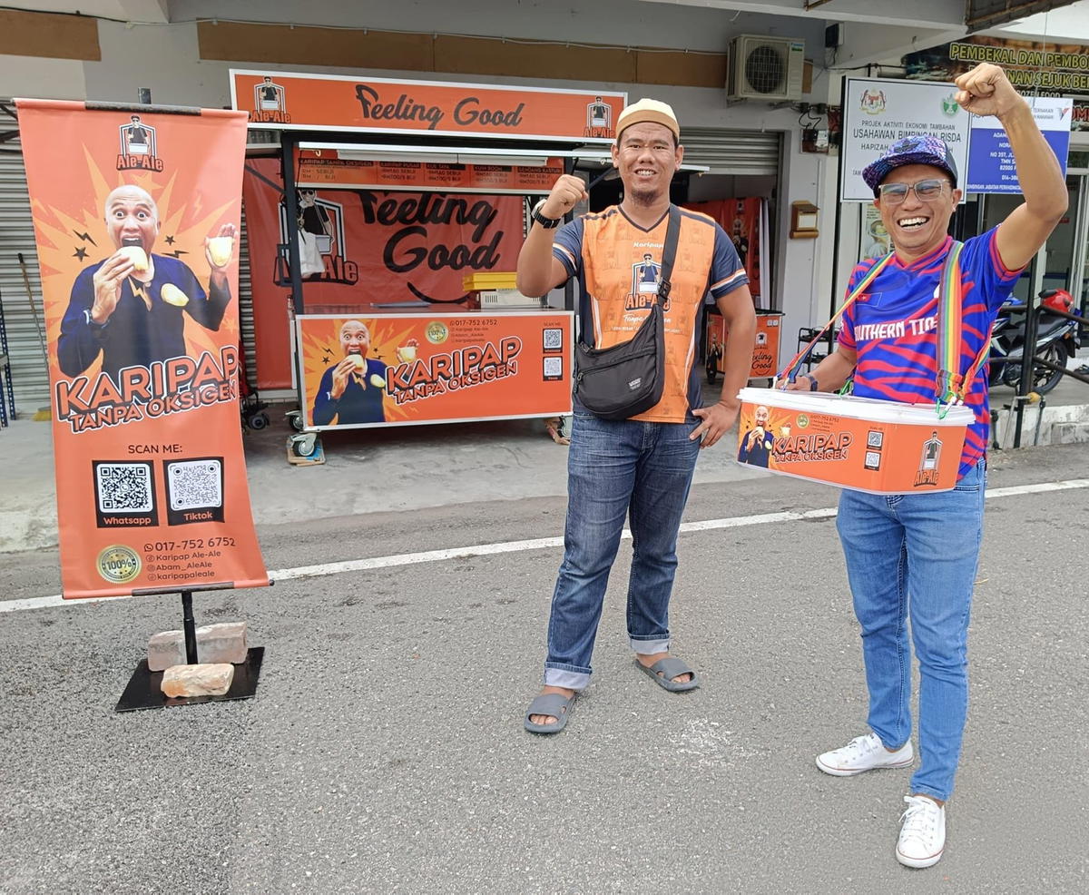M'sian Street Vendor Earns Up To RM80K A Month Selling Curry Puffs After Years Of Hard Work