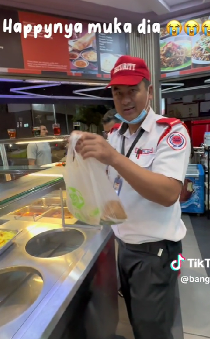M'sian spots security guard struggling to order with rm5 in hand, treats him to a free meal | weirdkaya