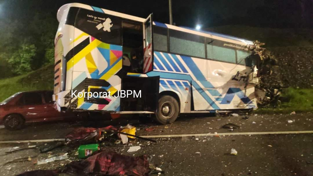Tour bus heading towards kl from s'pore collides with car on north-south expressway, killing 2