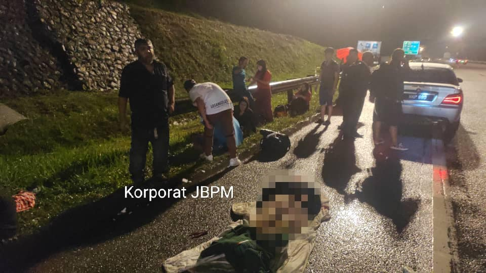 Tour bus heading towards kl from s'pore collides with car on north-south expressway, killing 2