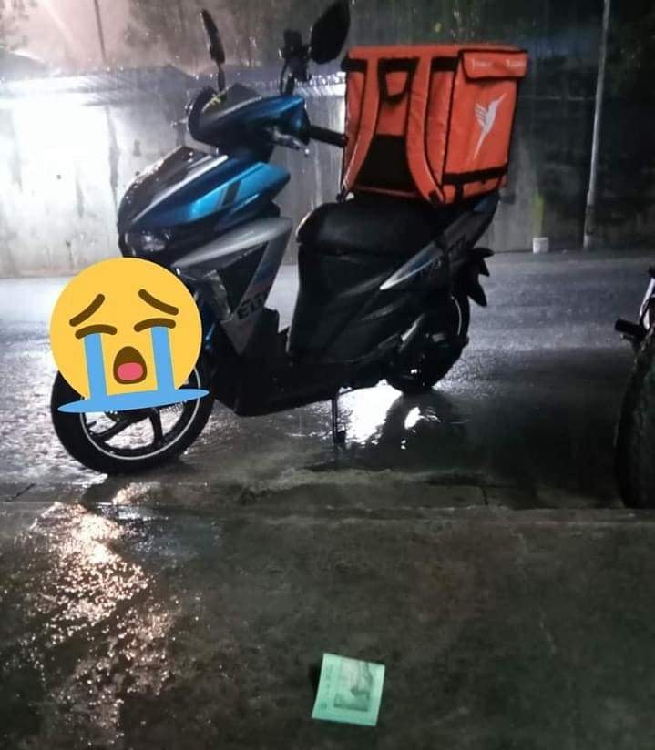 Rude customer tosses cash at m'sian delivery rider to avoid getting his hands wet from the rain