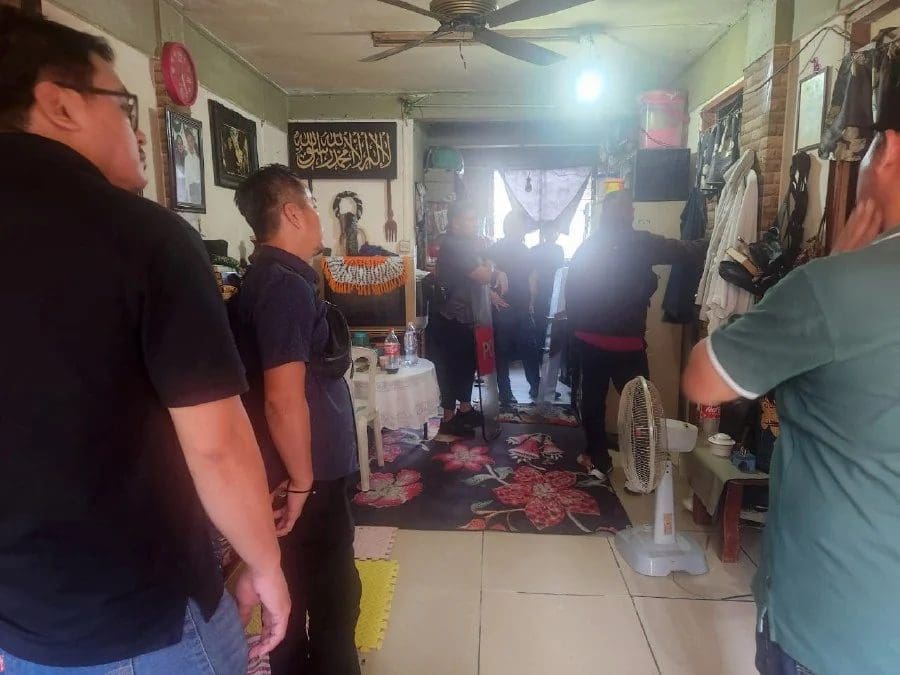 Mentally Unstable Man Stabs 2 M'sian Police Officers While Holding Mom Hostage With Meat Cleaver