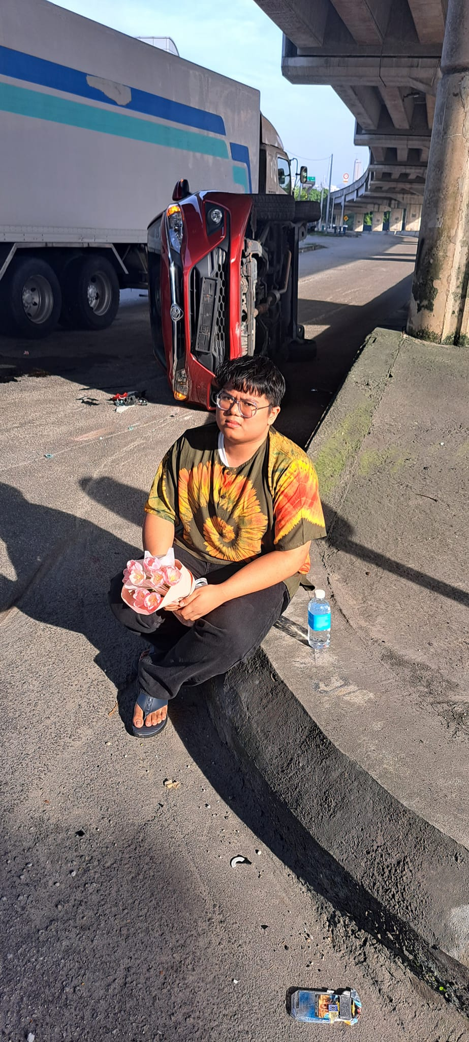 M'sian teen holds on to flowers he bought for mum's birthday despite getting into an accident, touches netizens