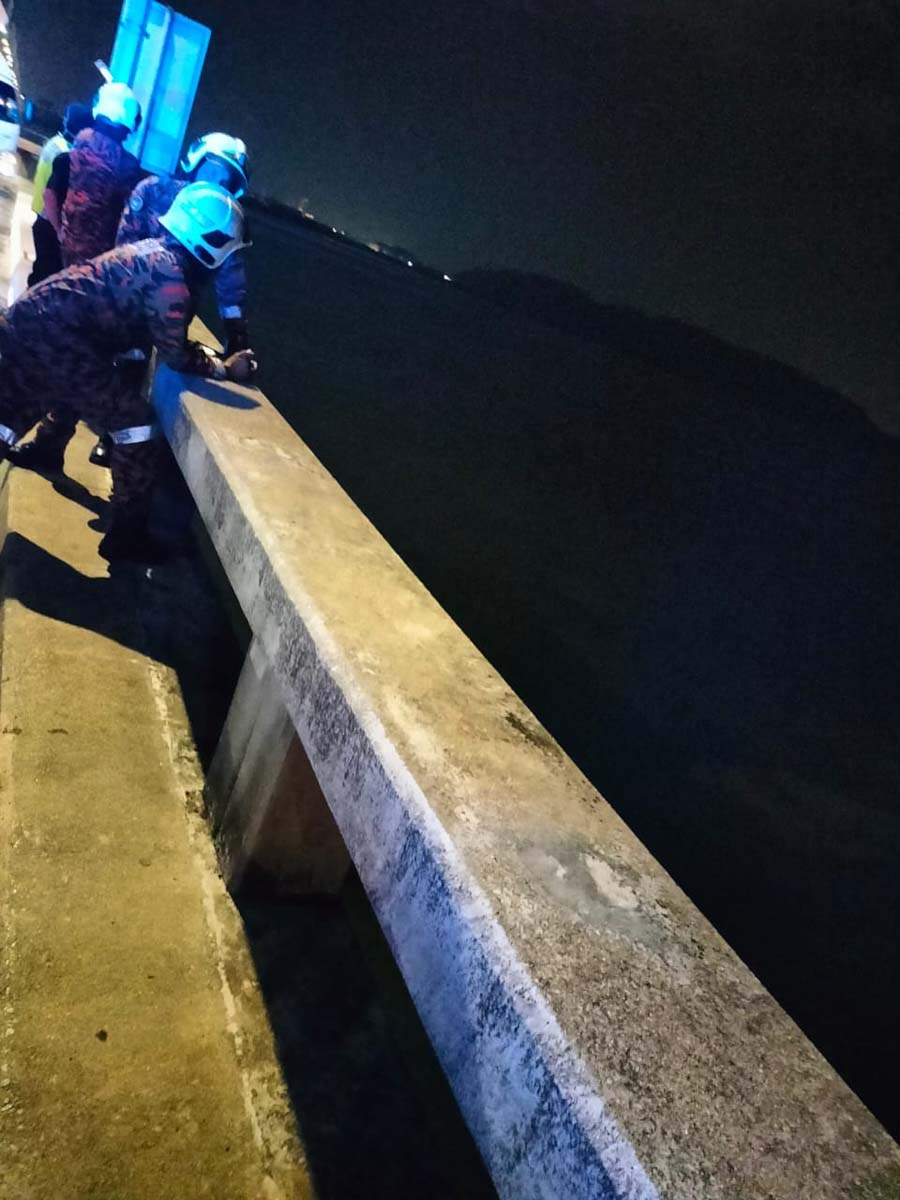 64yo m'sian woman allegedly jumps off penang bridge, authorities searching for her whereabouts