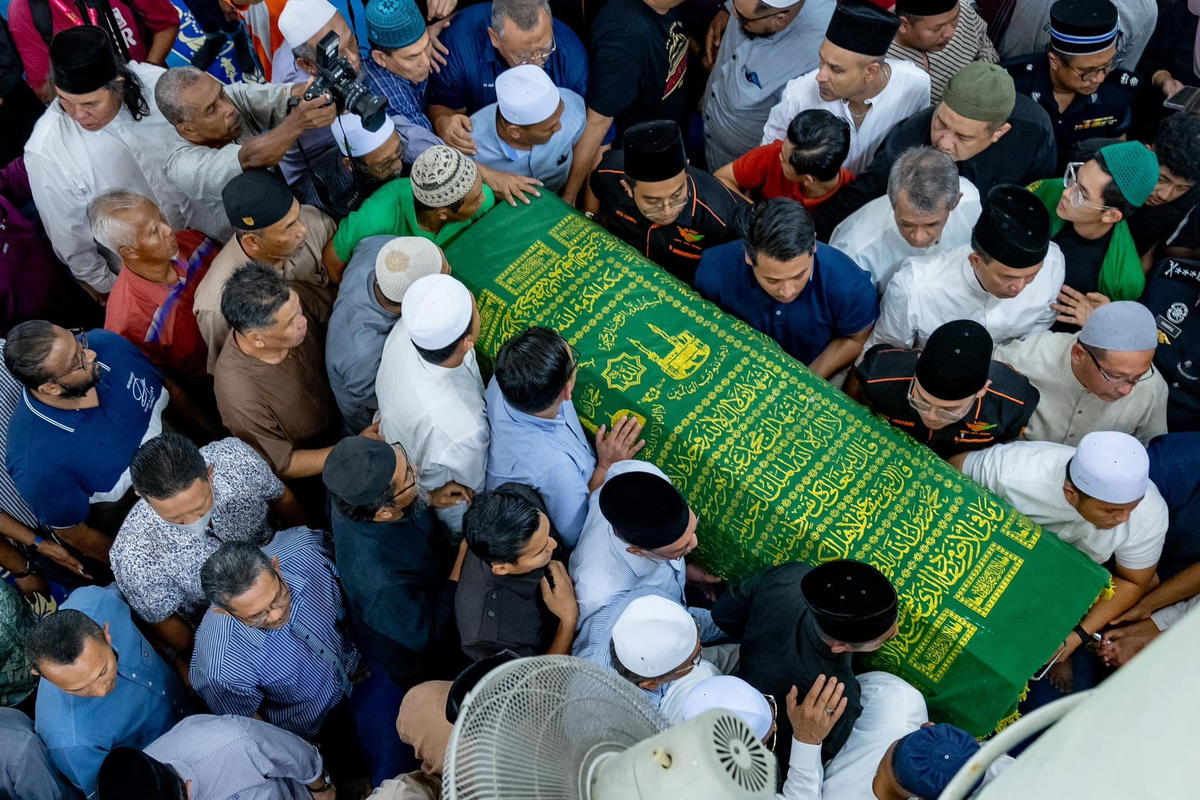 Salahuddin Ayub getting buried