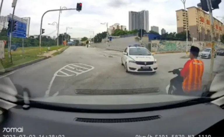 M'sian teen caught not wearing a helmet, surrenders and obediently follows policeman