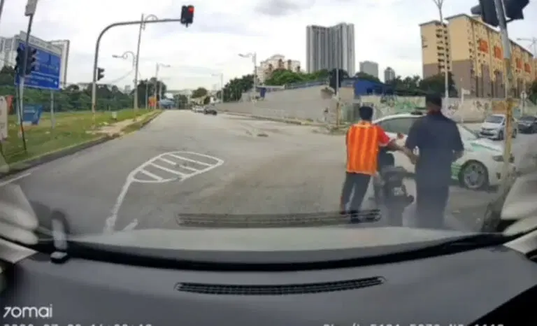 M'sian teen caught not wearing a helmet, surrenders and obediently follows policeman