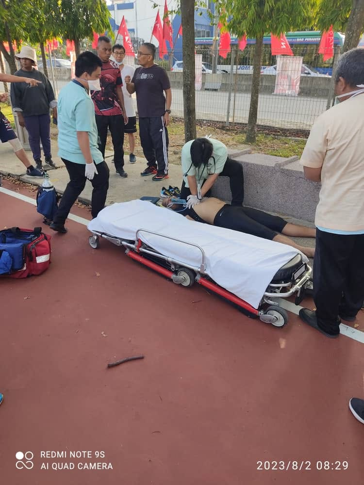 M'sian man collapses and dies of a heart attack while jogging at kajang stadium