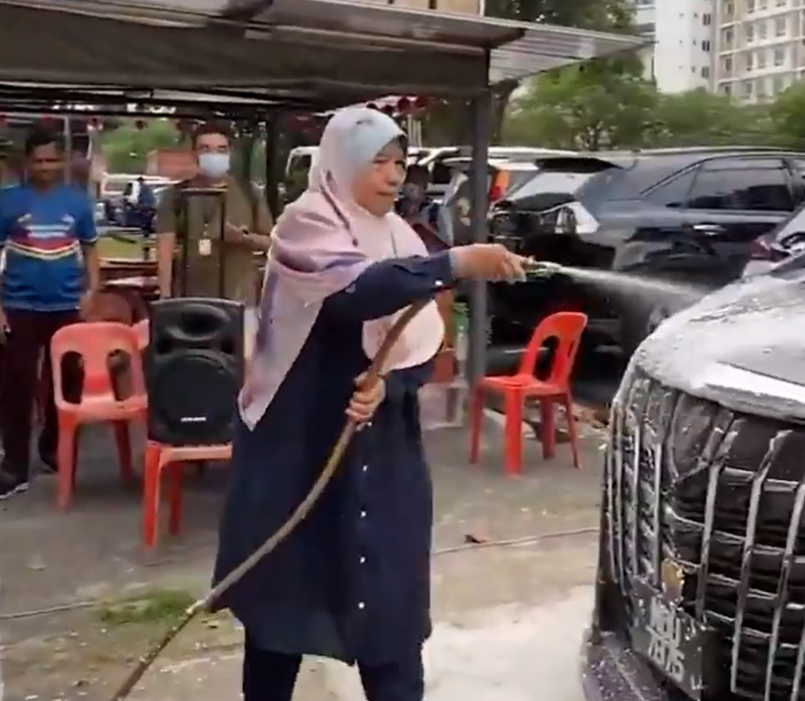 Ex-ampang mp zuraida kamaruddin spotted washing cars for free as part of election campaign | weirdkaya