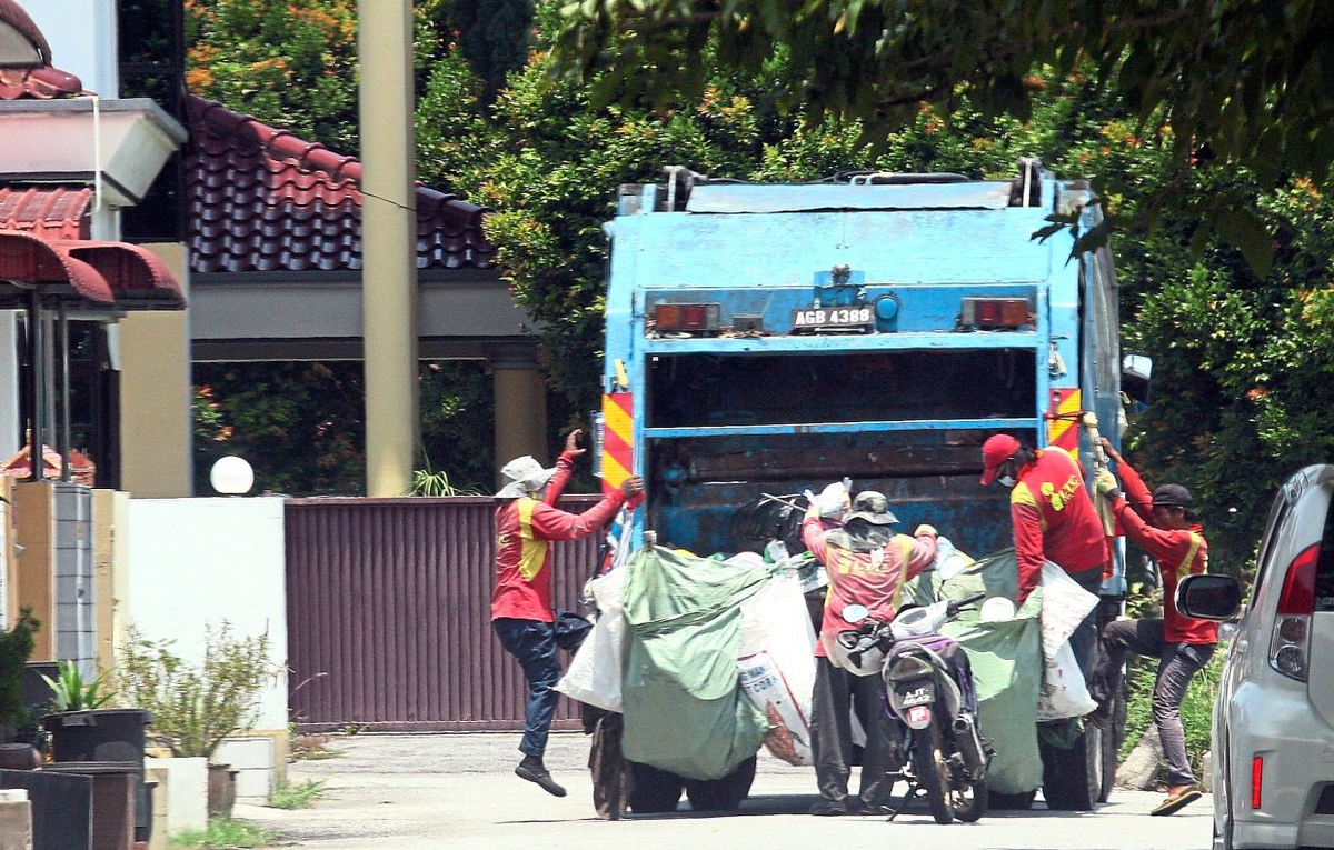 M'sian boy who was mocked for being the son of 'garbage workers' now studying in france